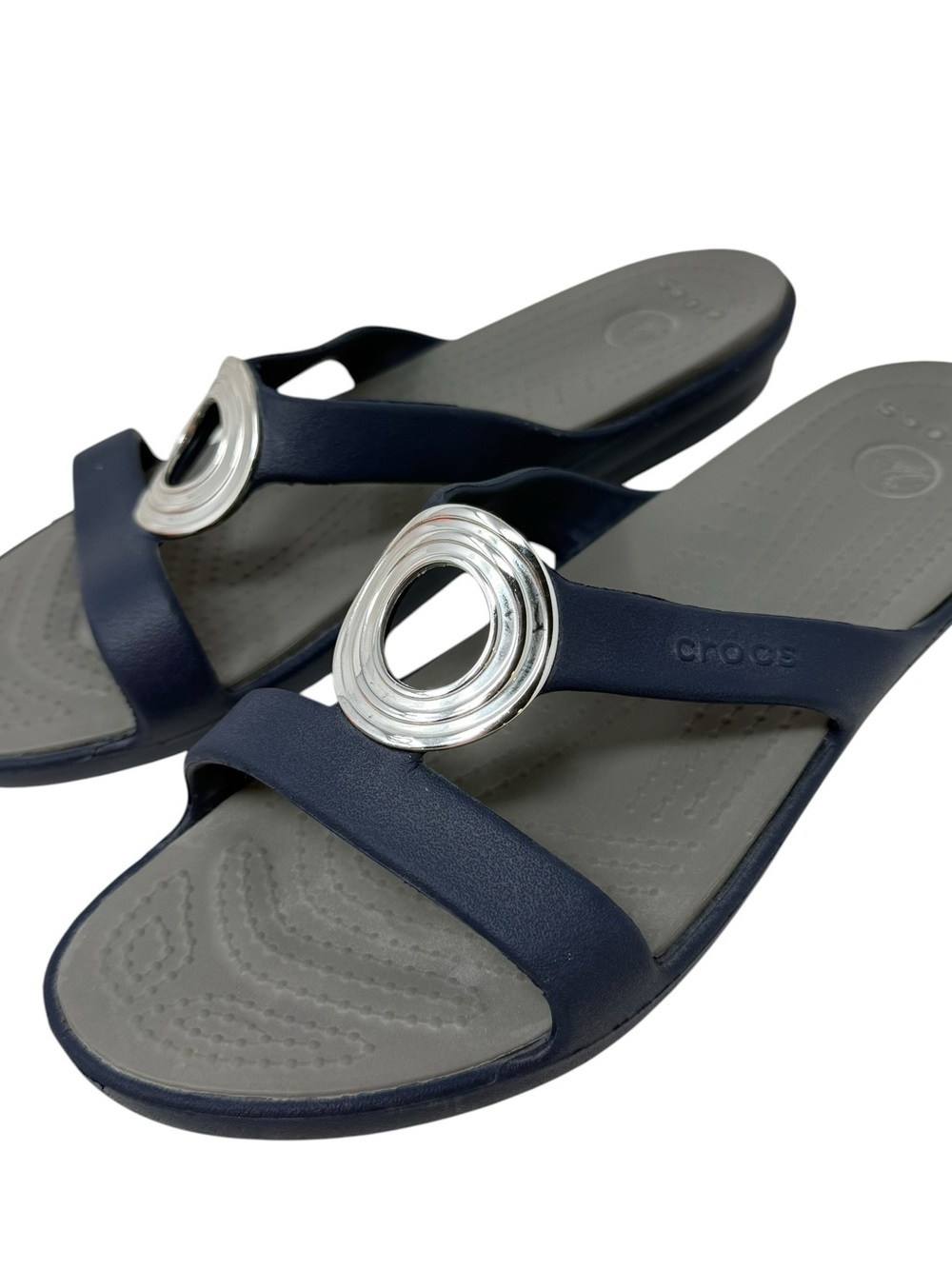 Crocs Sanrah Women’s Size 9 Navy slide sandals shoes Silver medallion - Picture 6 of 7